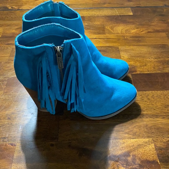 Breckelles Shoes - Women’s suede booty size 6 1/2
